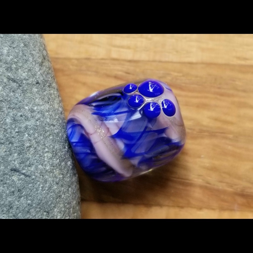 Glass bead with paw ring